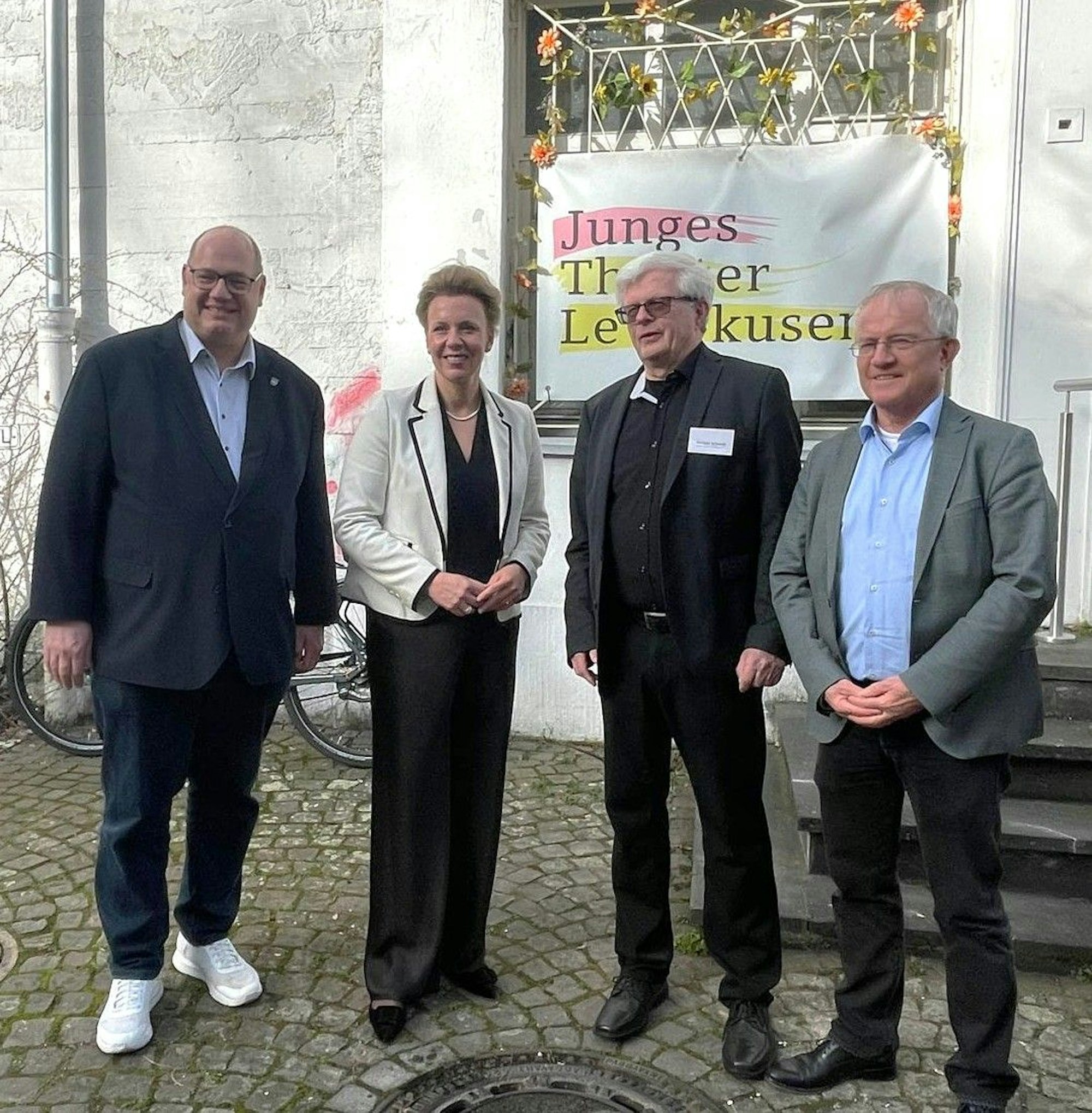 Mir ist noch nie passiert, dass man bei einem Rundgang gleich das Ensemble vorgestellt bekommt, das fand ich sehr charmant“, sagte Ina Brandes.