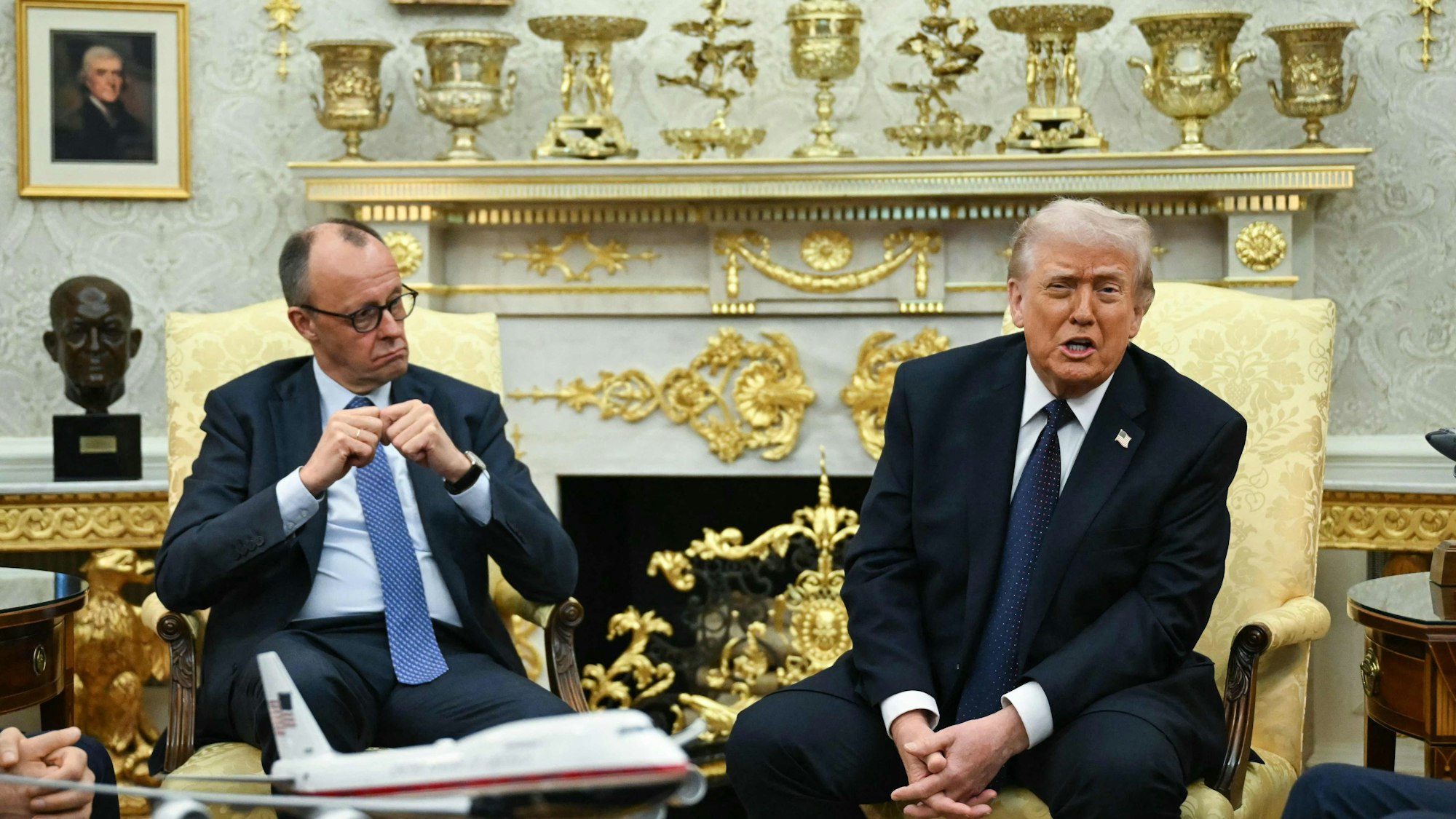 Bundeskanzler Friedrich Merz (CDU, l.) zusammen mit US-Präsident Donald Trump im Weißen Haus. (Archivbild)
