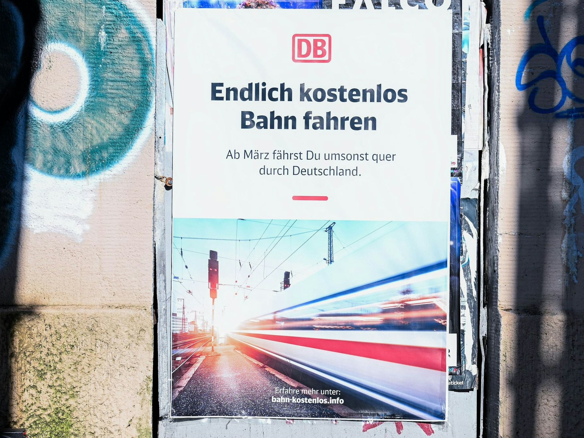 Ein gefälschtes Werbeplakat für Gratisfahrten bei der DB hängt neben dem Bahnhof Walle in Bremen.