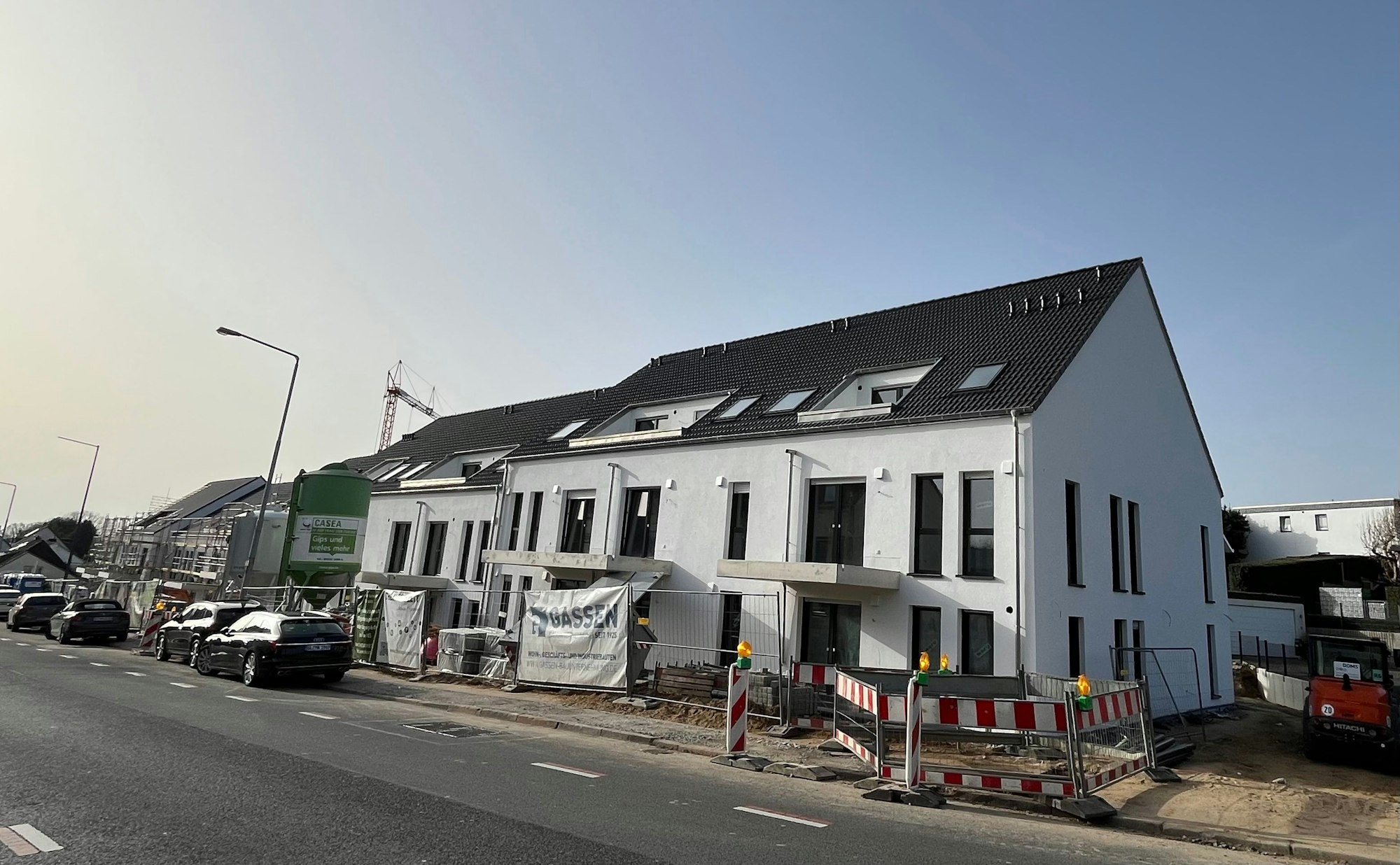 Die Häuser im oberen Bereich der Bergischen Landstraße sind schon von ihrem Gerüst befreit.