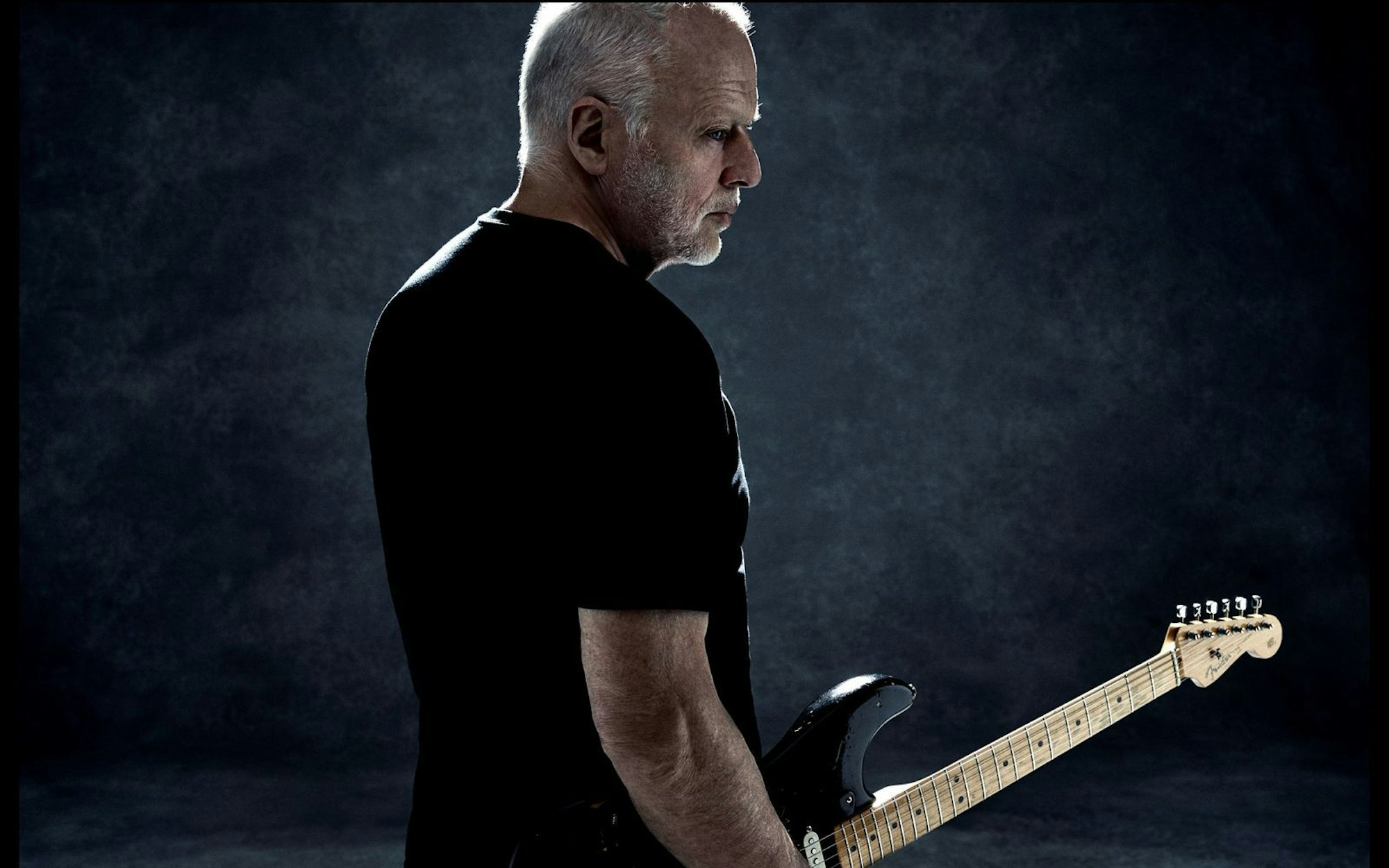 David Gilmore ist nicht nur ein begnadeter Gitarrist, sondern auch ein leidenschaftlicher Gitarrensammler. Von seiner umfangreichen Sammlung trennte er sich 2019 dennoch - für einen guten Zweck. (Bild: Sony / Kevin Westenberg)