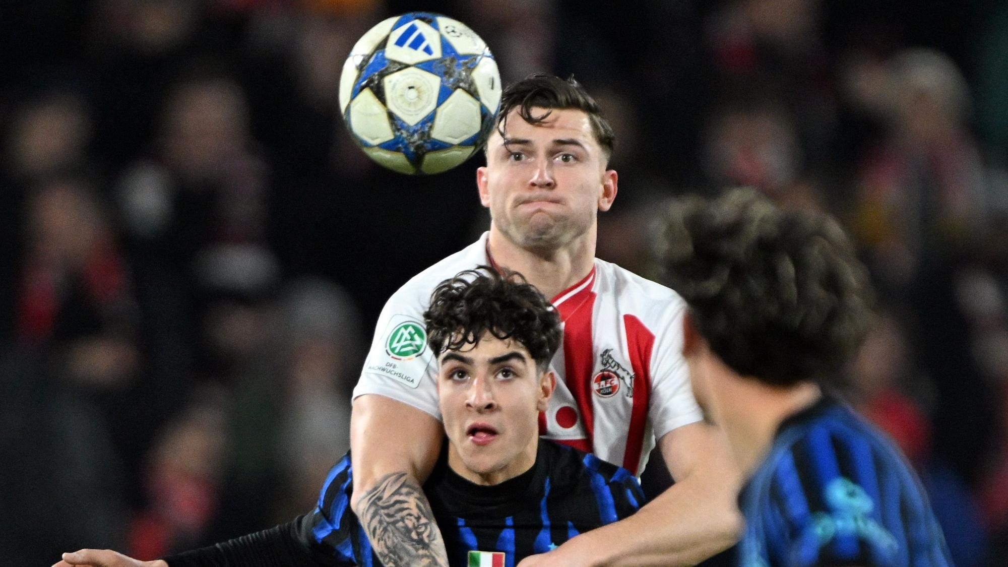 04.02.2026, Nordrhein-Westfalen, Köln: UEFA Youth League: 1. FC Köln - Inter Mailand, RheinEnergie-Stadion, Luis Stapelmann (hinten,1. FC Köln) und Matias Mancuso (Inter Mailand) kämpfen um den Ball. Foto: Federico Gambarini/dpa +++ dpa-Bildfunk +++