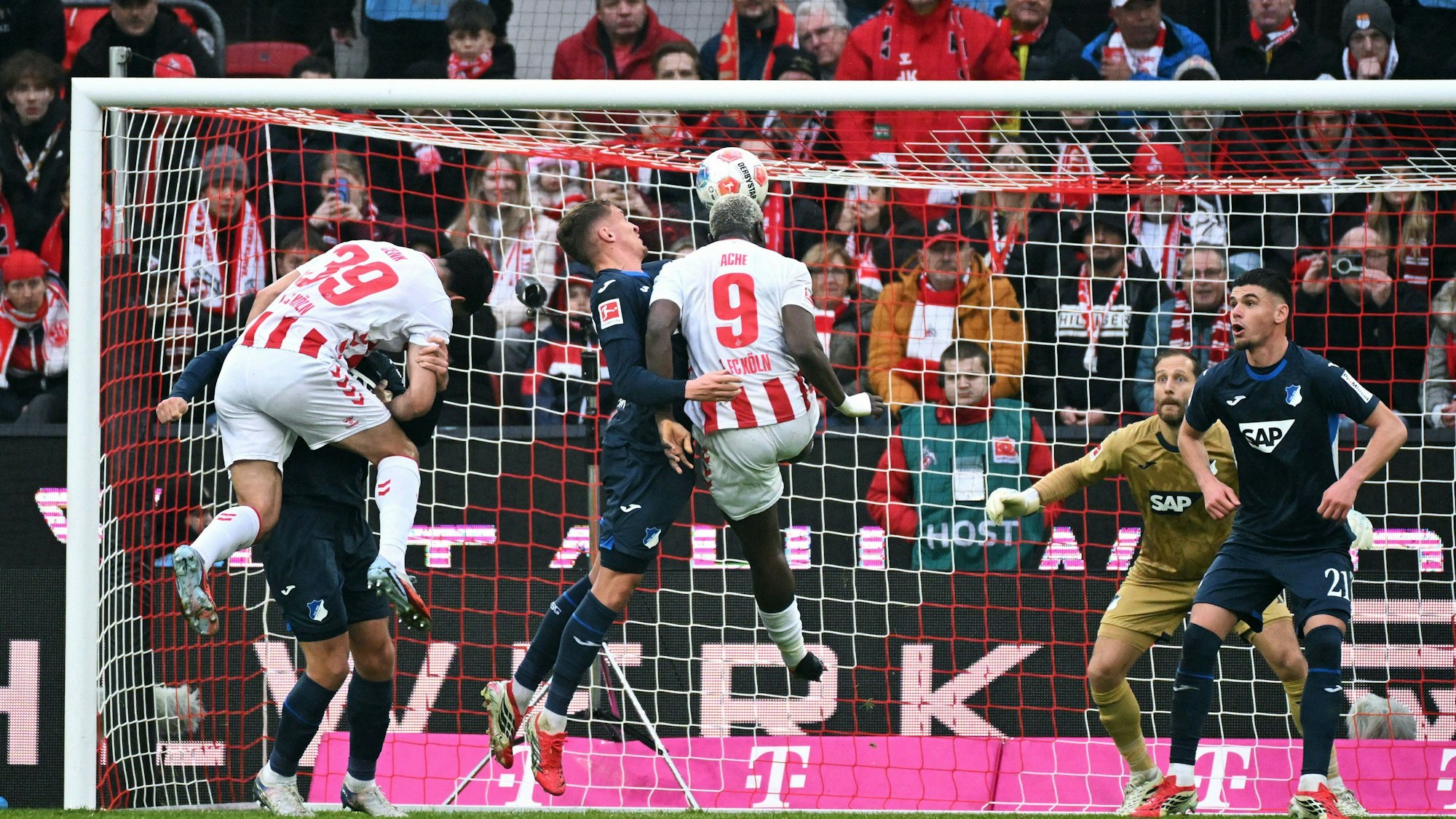 Spielszene im Duell des 1. FC Köln gegen die TSG Hoffenheim.