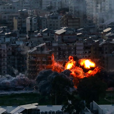 Eine Explosion ist in Beirut zu sehen. Die Kampfhandlungen im Nahen Osten gehen auch am Freitag (6. März) weiter.