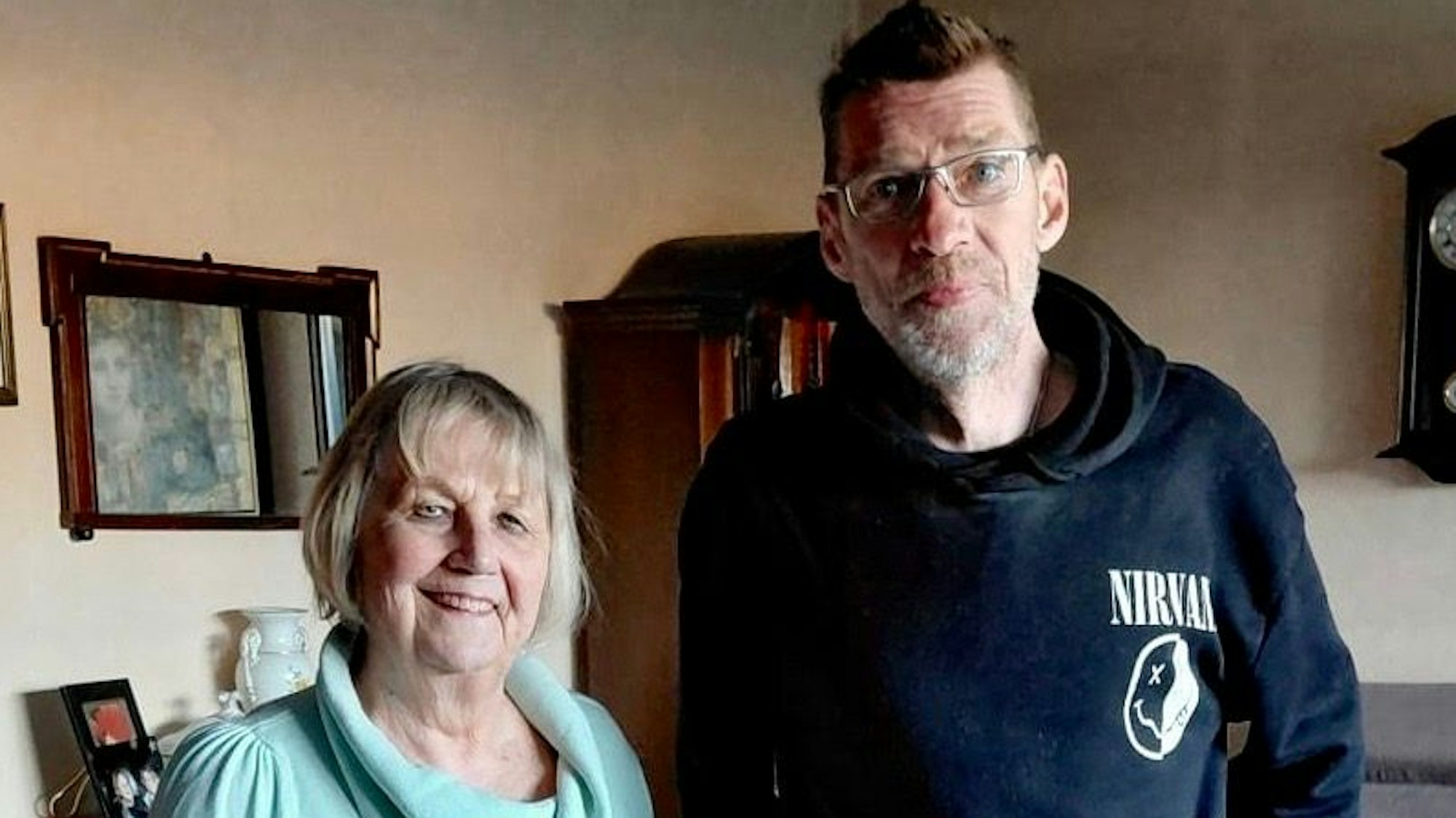 Rentnerin Monika Keila hatte im Winter Stephan Becker, der ohne festen Wohnsitz ist, aufgenommen und sucht mit ihm eine neue Bleibe für ihn.