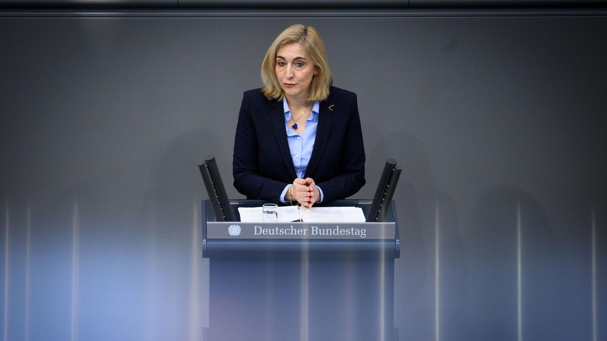 06.03.2026, Berlin: Nina Warken (CDU), Bundesministerin für Gesundheit, spricht bei der Debatte über die Krankenhausreform in der 63. Plenarsitzung der 21. Legislaturperiode im Deutschen Bundestag. Die Hauptthemen der heutigen Sitzung sind die Krankenhausreform, Ganztagsbetreuung und das Gutachten zu Forschung und Innovation 2026. Foto: Bernd von Jutrczenka/dpa +++ dpa-Bildfunk +++