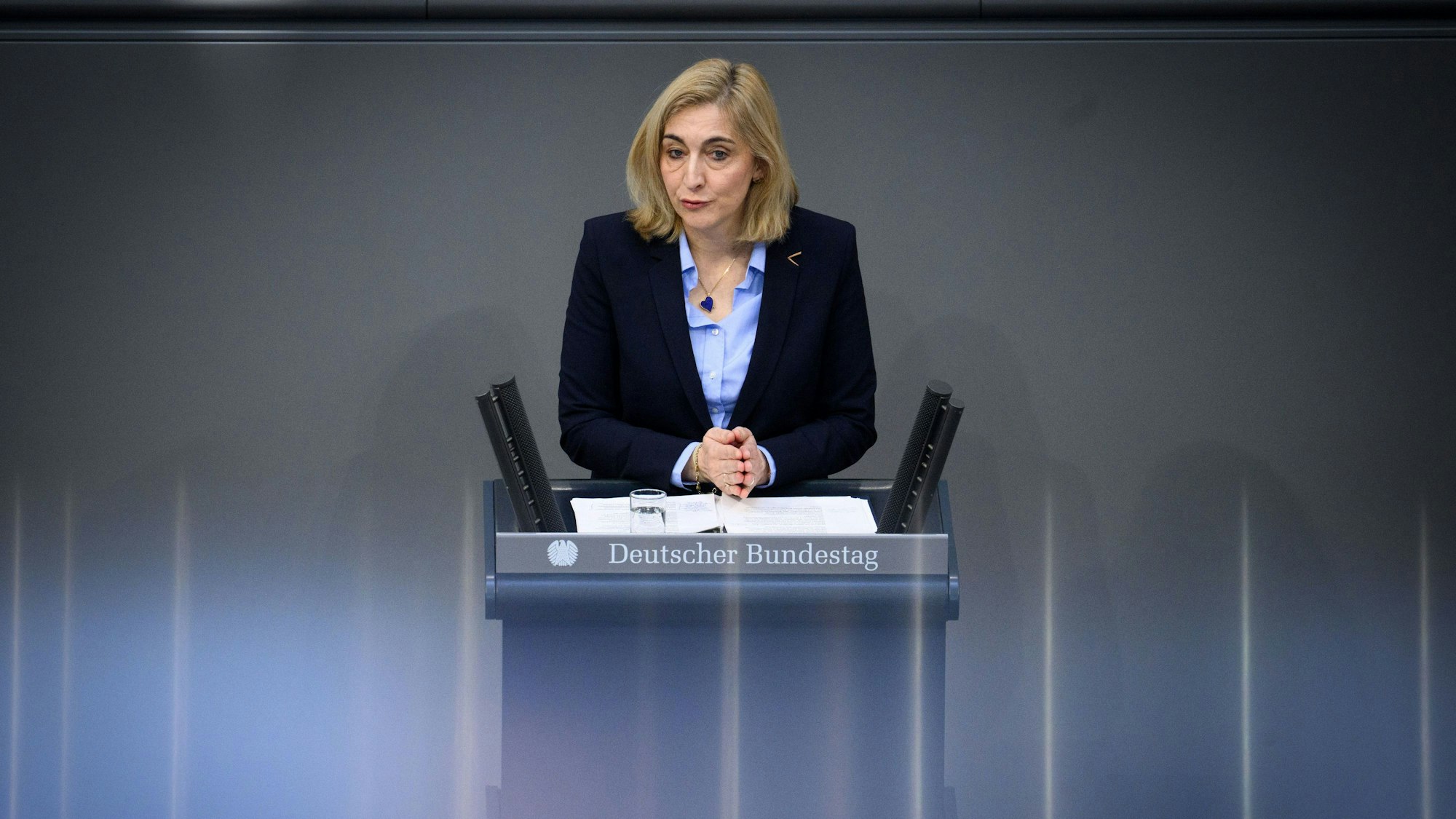 06.03.2026, Berlin: Nina Warken (CDU), Bundesministerin für Gesundheit, spricht bei der Debatte über die Krankenhausreform in der 63. Plenarsitzung der 21. Legislaturperiode im Deutschen Bundestag. Die Hauptthemen der heutigen Sitzung sind die Krankenhausreform, Ganztagsbetreuung und das Gutachten zu Forschung und Innovation 2026. Foto: Bernd von Jutrczenka/dpa +++ dpa-Bildfunk +++