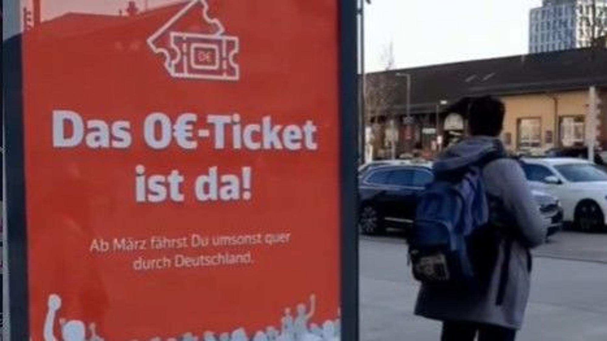 Ein Fake-Plakat zu einem angeblichen 0-Euro-Ticket hängt an einer Haltestelle.