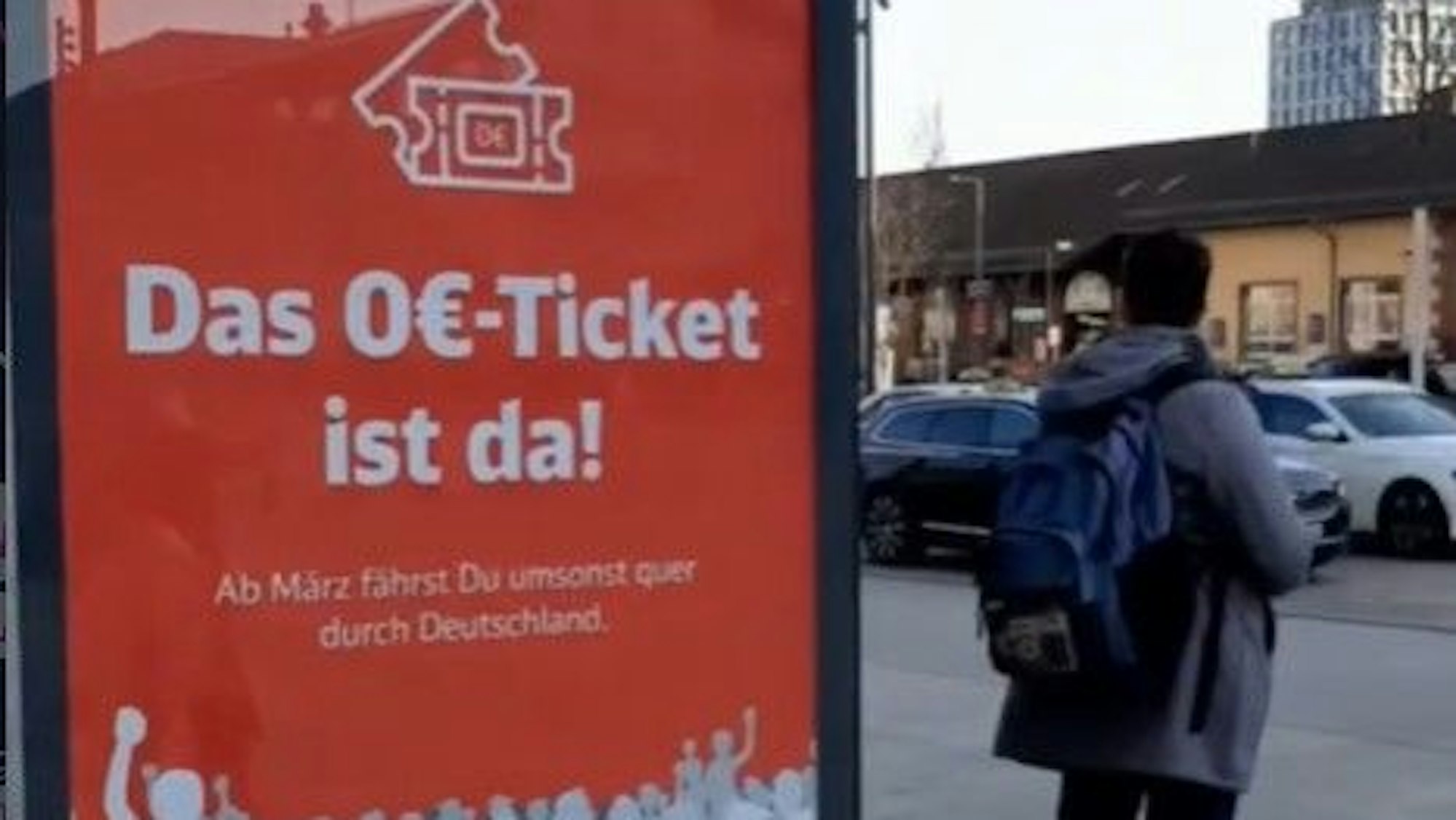 Ein Fake-Plakat zu einem angeblichen 0-Euro-Ticket hängt an einer Haltestelle.