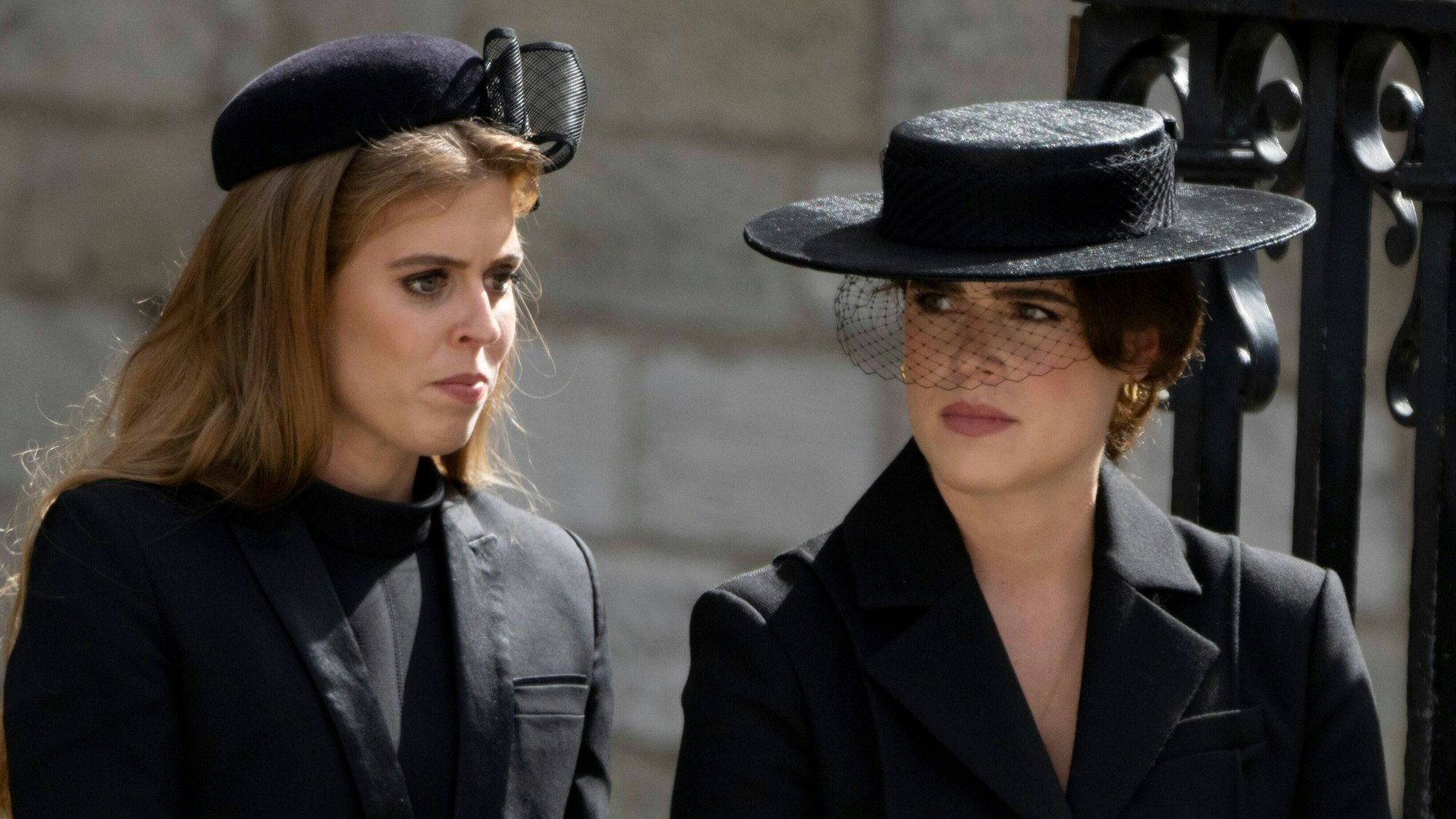 Prinzessin Beatrice und Prinzessin Eugenie bei der Beerdigung von Königin Elizabeth II.