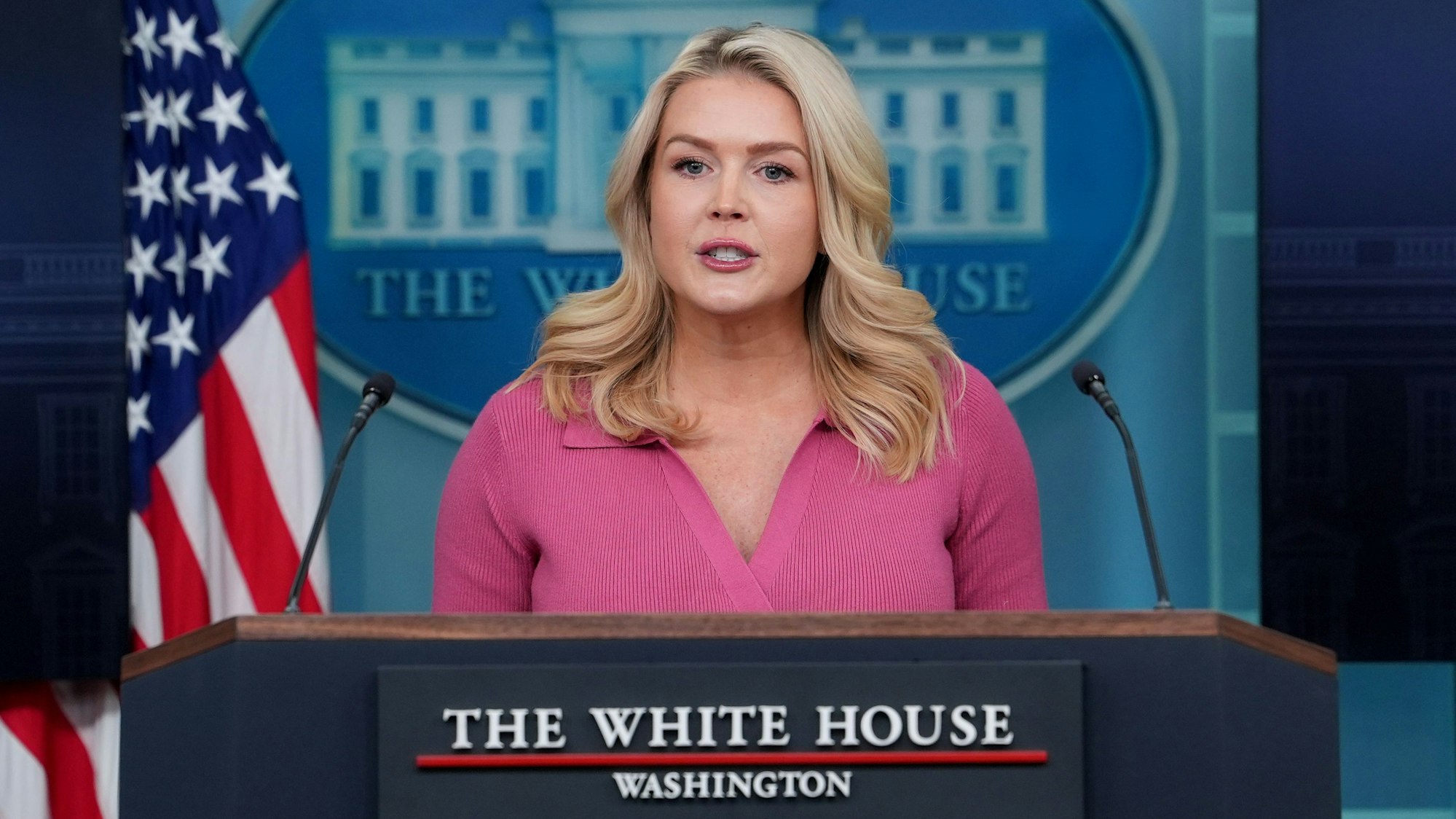 Die Pressesprecherin des Weißen Hauses, Karoline Leavitt, spricht während eines Briefings.