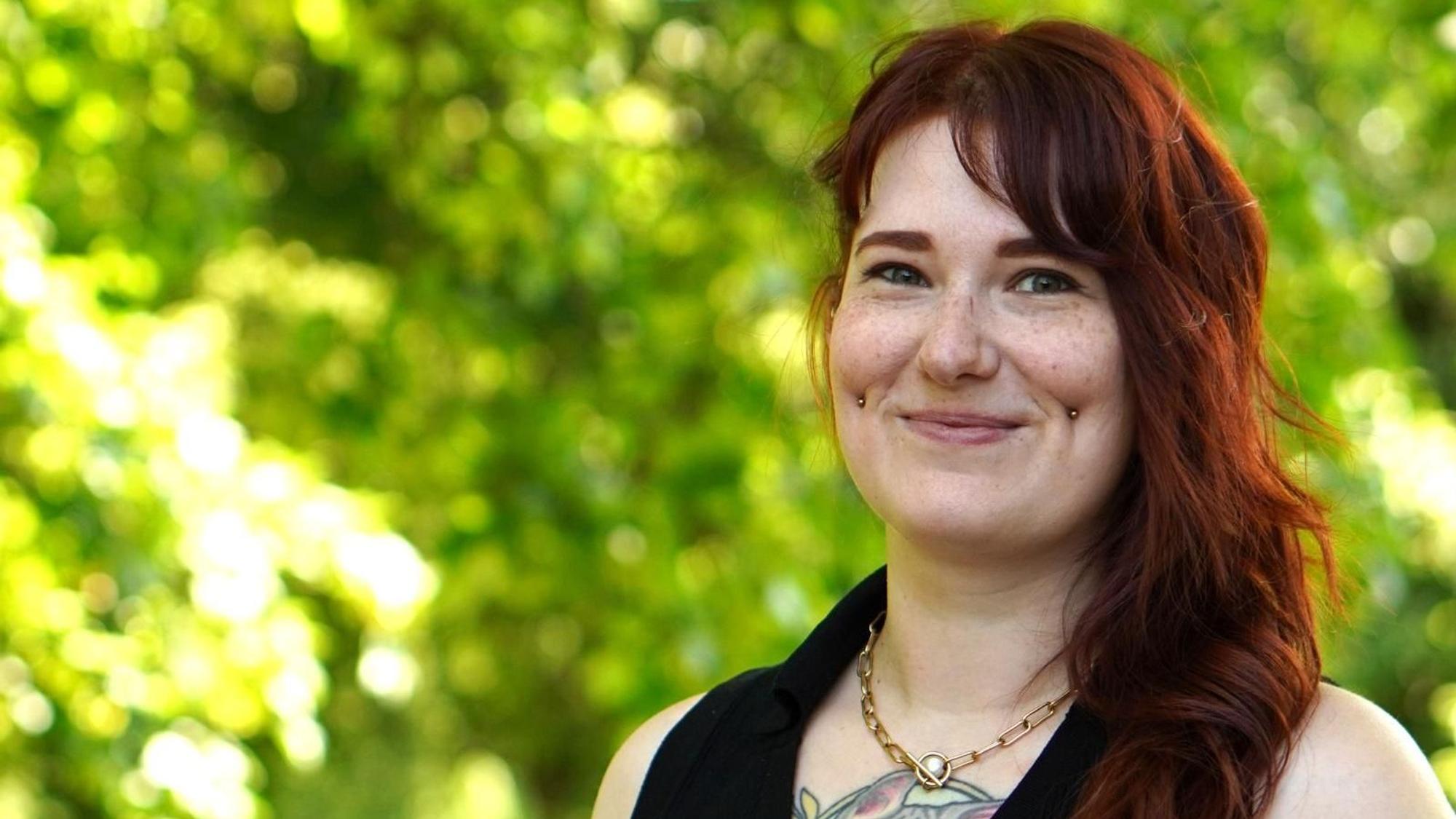 Kim Jonas, lebt in Siegburg und arbeitet als Pfandleiherin.