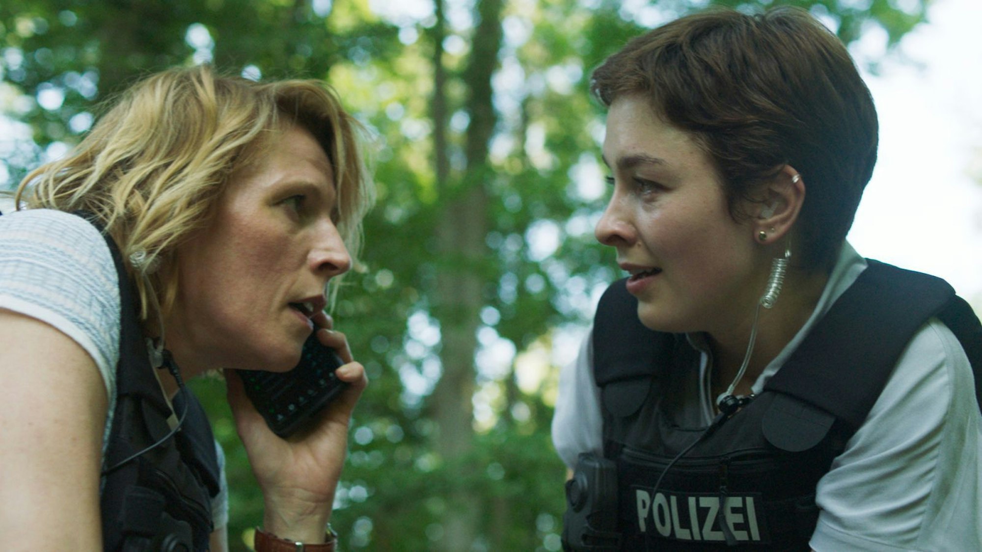 Zwei Frauen, zwei Generationen: Doro Beitinger (Franziska Weisz, links) ermittelt in „Mordufer“ mit ihrer jüngeren Chefin Chiara Locatelli (Maria Wördemann). Die beiden wachsen schnell zu einem eingeschworenen Team zusammen - ganz ohne Rivalitäten und Kompetenzgerangel.
(Bild: ZDF/Constantin Campean)