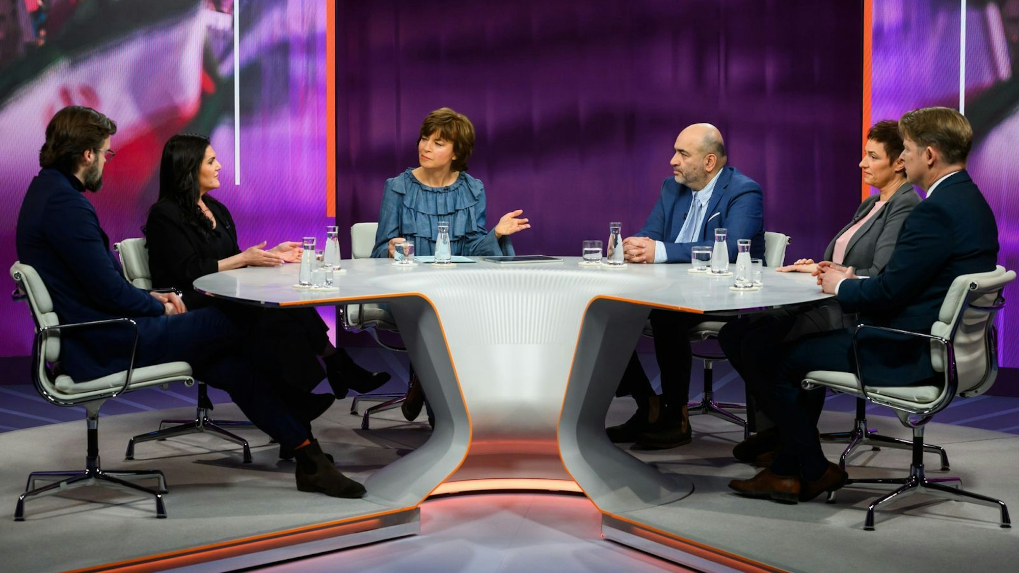 Die Runde bei „Maybrit Illner“ beschäftigte sich am Donnerstagabend mit den Zukunftsaussichten des Iran. (Bild: ZDF/ Jule Roehr )