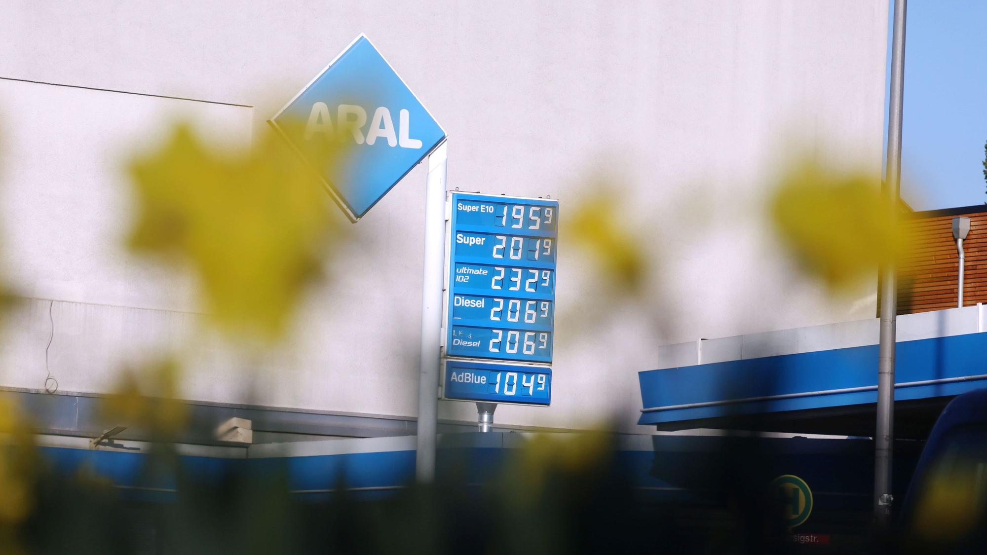 04.03.2026, Köln: Tankstelle Äußere Kanalstraße: Durch den Krieg zwischen den USA und dem Iran steigen die Spritpreise in Deutschland. Auch die Spritpreise an den Tankstellen in Köln steigen. Foto: Arton Krasniqi
