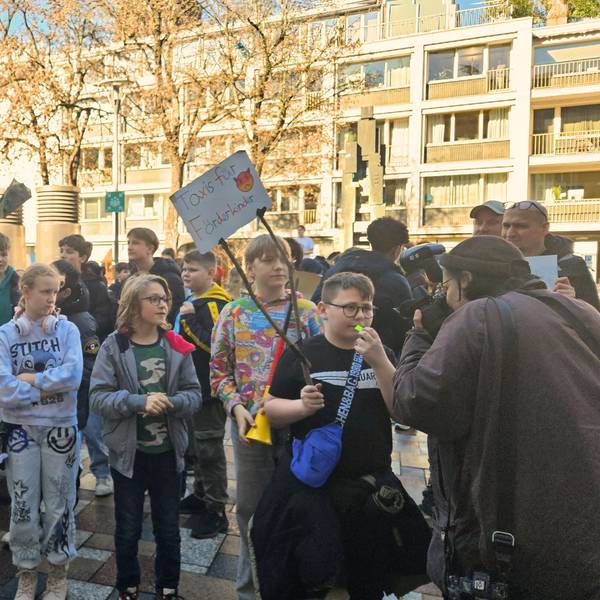Schüler demonstrieren für bessere Bedingungen in der inklusiven Bildung vor dem Rathaus.