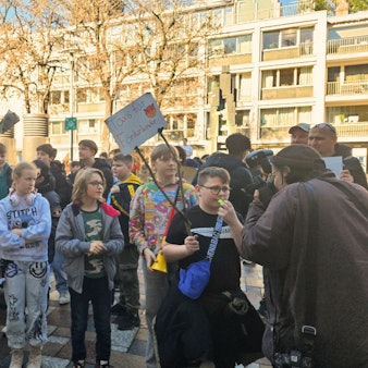 Schüler demonstrieren für bessere Bedingungen in der inklusiven Bildung vor dem Rathaus.