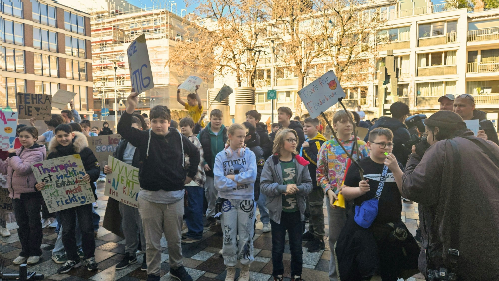 Schüler demonstrieren für bessere Bedingungen in der inklusiven Bildung vor dem Rathaus.