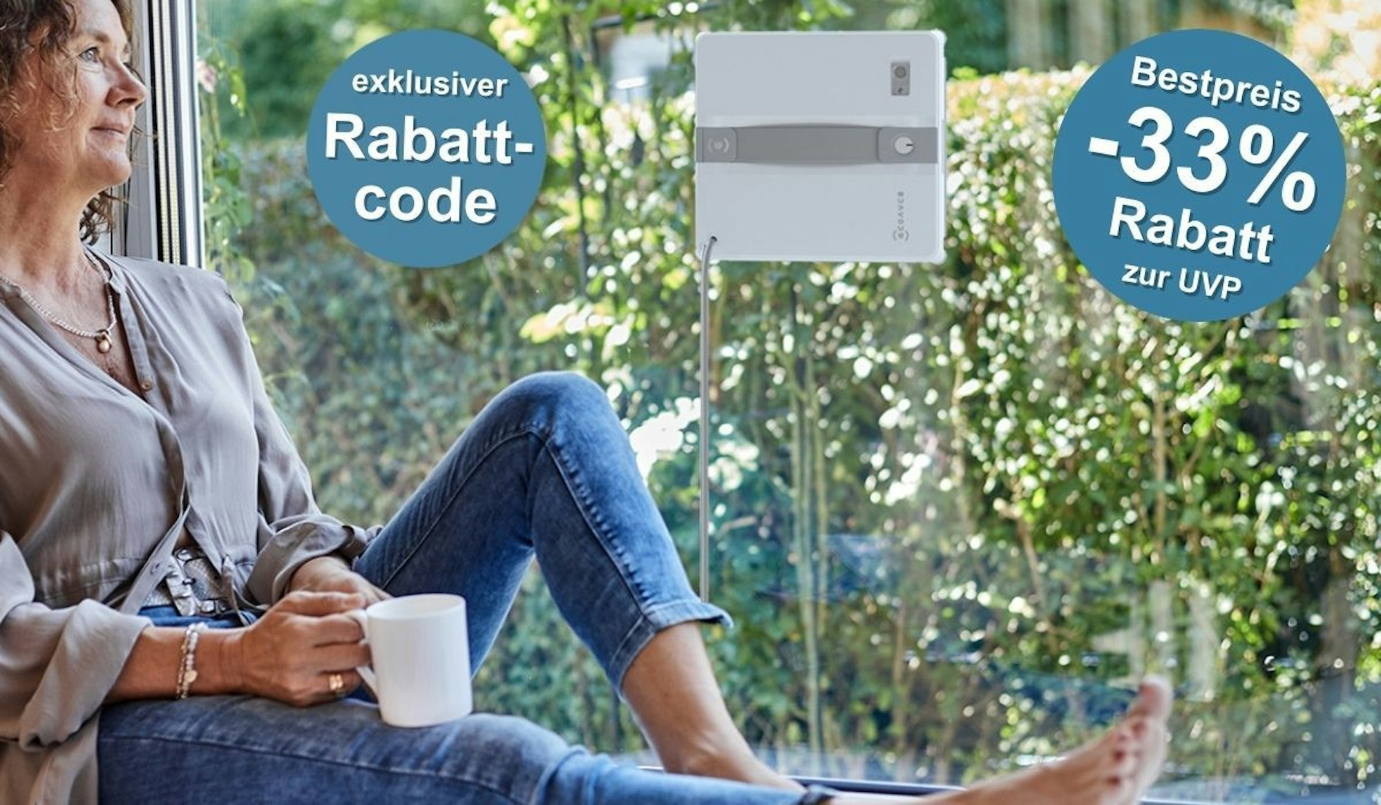 Der ECOVACS Fensterputzroboter WINBOT MINI hängt an einem Glasfenster und putzt es, daneben sitzt eine Frau und schaut entspannt aus dem Fenster und genießt ein Getränk.