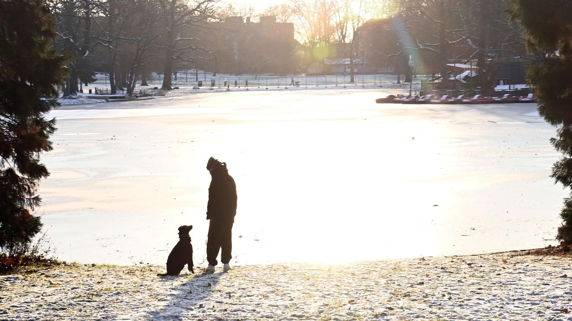 Schnee und Sonnenschein im Volksgarten.