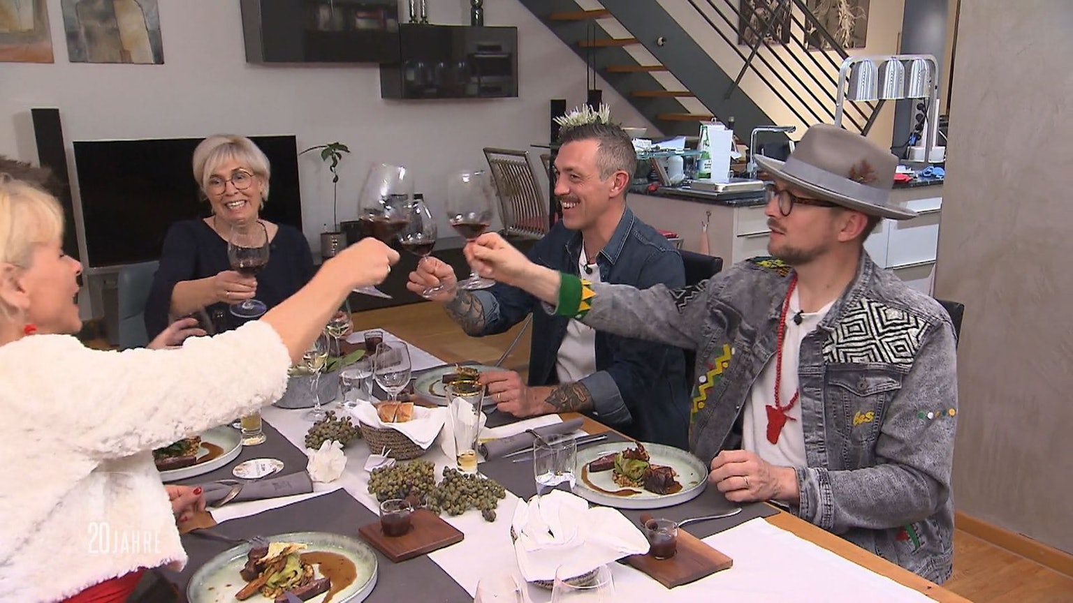 Stößchen auf die letzte Hauptspeise in dieser illustren Runde.
(Bild: RTL)