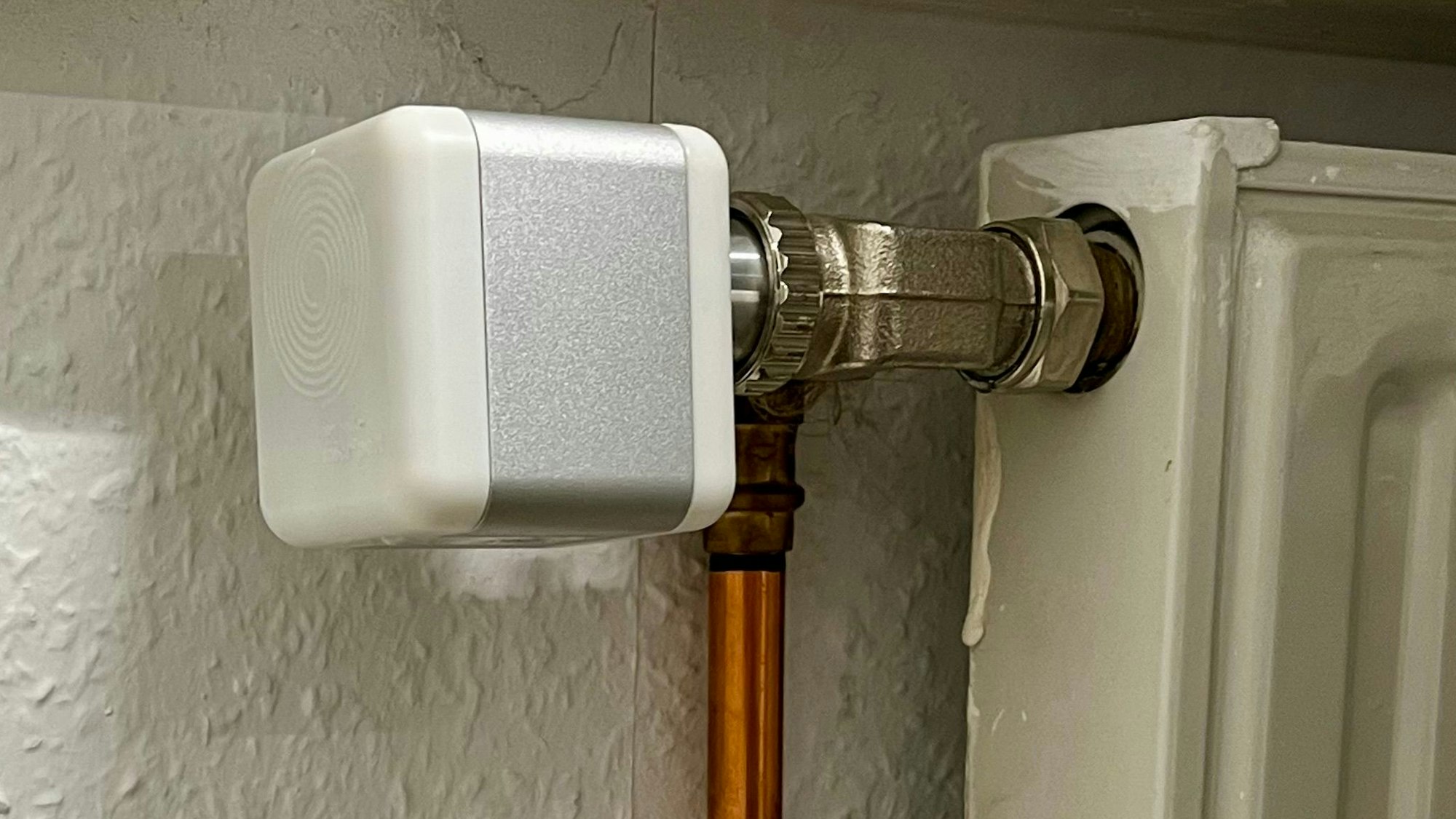 Der Enerthing-Thermostat an einem Heizkörper