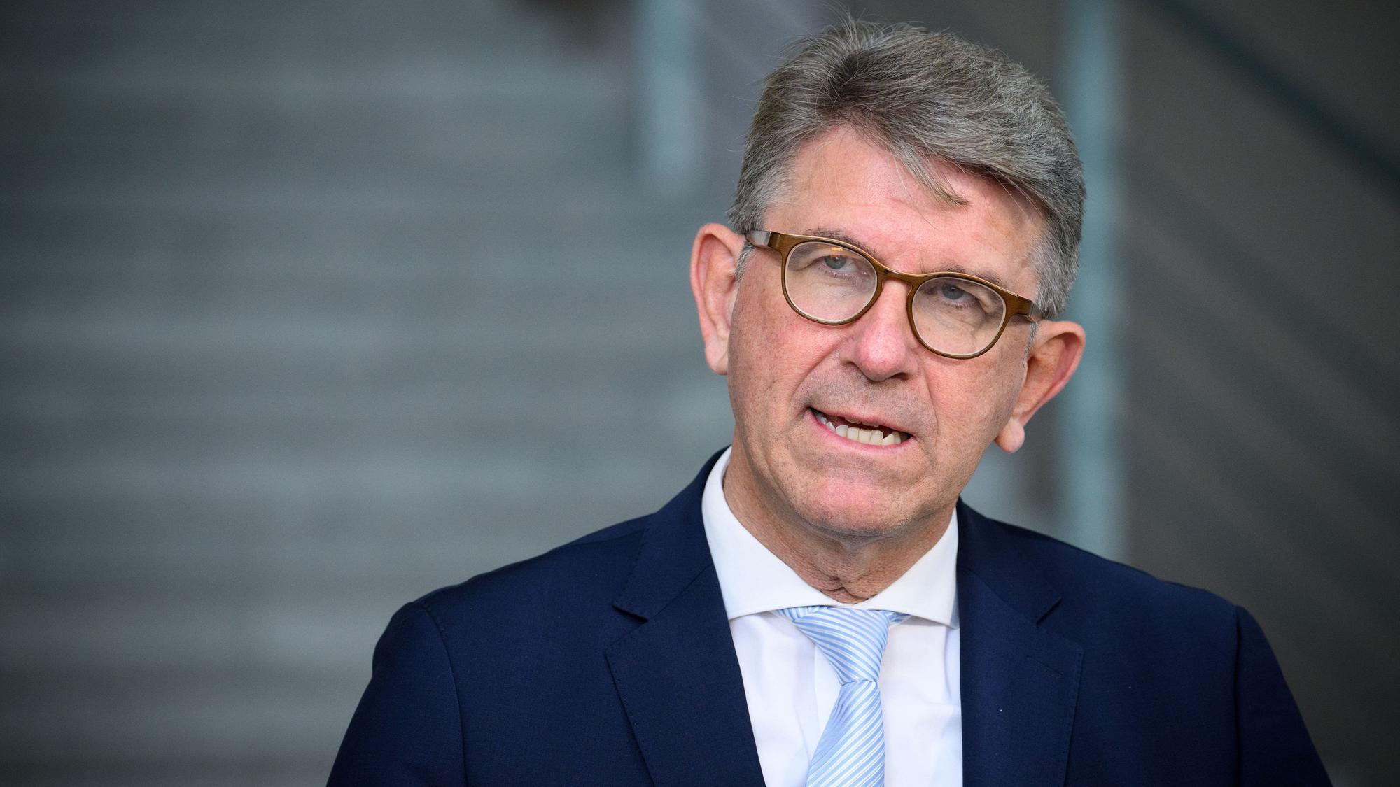 Wolfram Weimer (parteilos), Staatsminister für Kultur und Medien, äußert sich im Bundeskanzleramt.