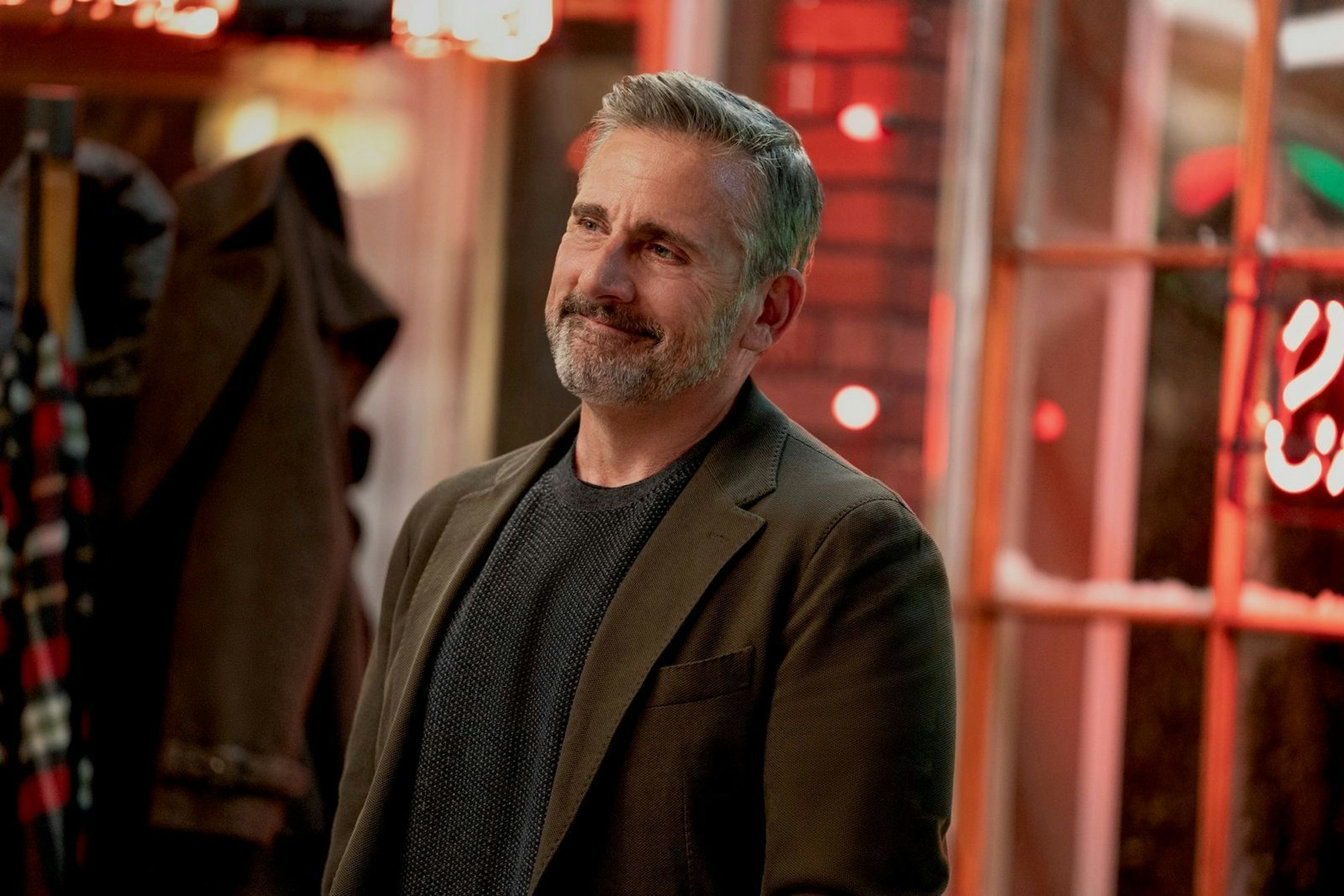 Mit der von ihm erdachten, heldenhaften Romanfigur Rooster hat Autor Greg (Steve Carrell) wenig gemeinsam, doch dann lässt er sich auf einen waghalsigen Deal ein ... (Bild: HBO Max)