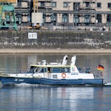 In Köln ist in der Nähe des Musical Domes ein Fahrzeug in den Rhein gefahren, auch die Wasserschutzpolizei war im Einsatz (Symbolbild).