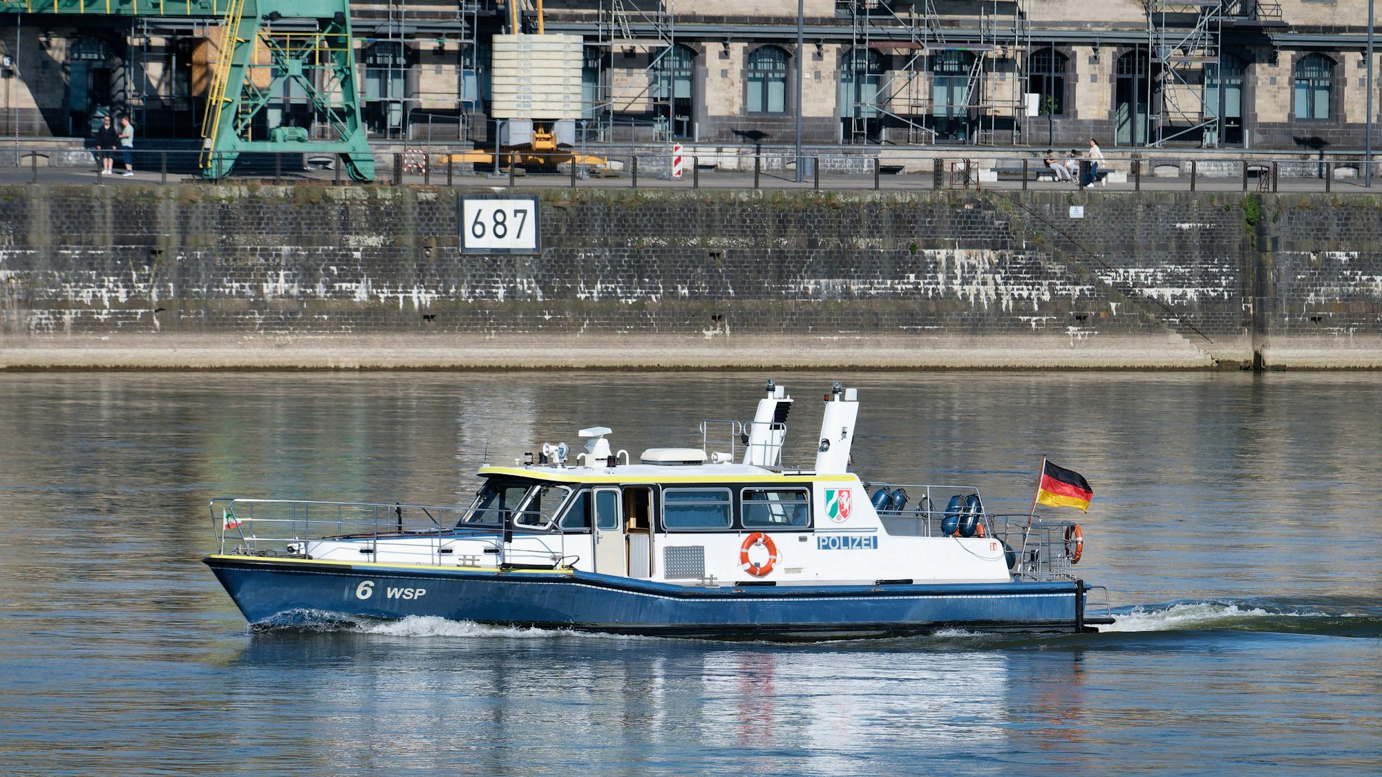 In Köln ist in der Nähe des Musical Domes ein Fahrzeug in den Rhein gefahren, auch die Wasserschutzpolizei war im Einsatz (Symbolbild).