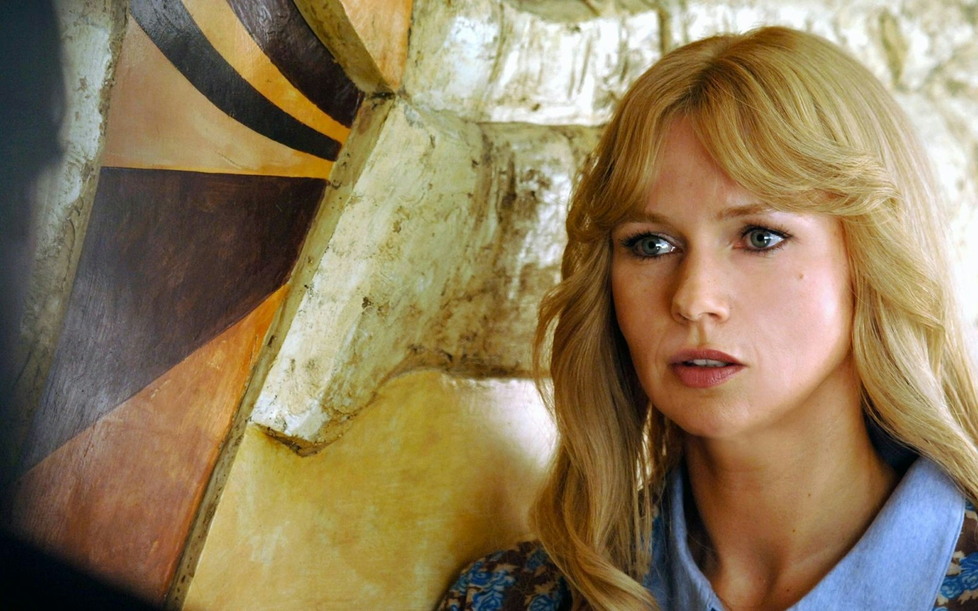 Im Zweiteiler „Die Frau vom Checkpoint Charlie“ (2007) spielt Sara Bender, eine Mutter die aus dem Westen versucht, ihre beiden Töchter aus der DDR zu befreien. Für diese Rolle bekam Ferres den Deutschen Fernsehpreis als Beste Schauspielerin. (Bild: MDR / UFA / Stefan Falke)