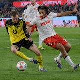 Maximilian Beier behauptet den Ball gegen Jahmai Simpson-Pusey.