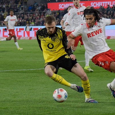 Maximilian Beier behauptet den Ball gegen Jahmai Simpson-Pusey.