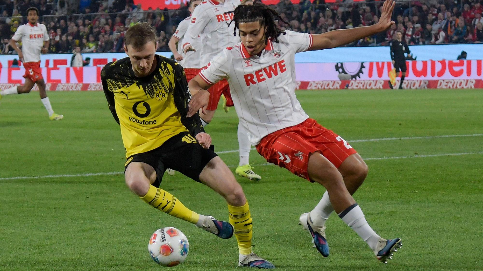 Maximilian Beier behauptet den Ball gegen Jahmai Simpson-Pusey.