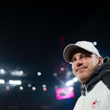 Lukas Kwasniok mit Kappe im Stadion.