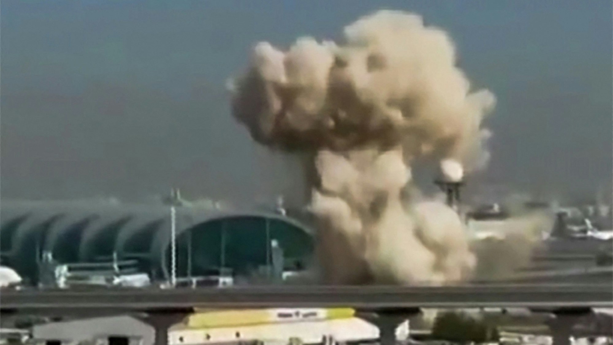 Ein Screenshot aus einem Video zeigt Rauch über dem Flughafen in Dubai.