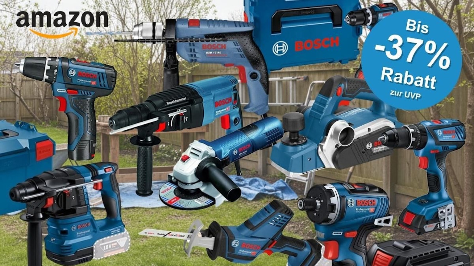 Bosch Professional Werkzeug vor Garten im Frühling. Dabei Akkubohrschrauber, Schlagbohrmaschine, Winkelschleifer, Werkzeugkoffer, Säbelsäge, Elektrohobel.