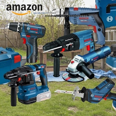 Bosch Professional Werkzeug vor Garten im Frühling. Dabei Akkubohrschrauber, Schlagbohrmaschine, Winkelschleifer, Werkzeugkoffer, Säbelsäge, Elektrohobel.