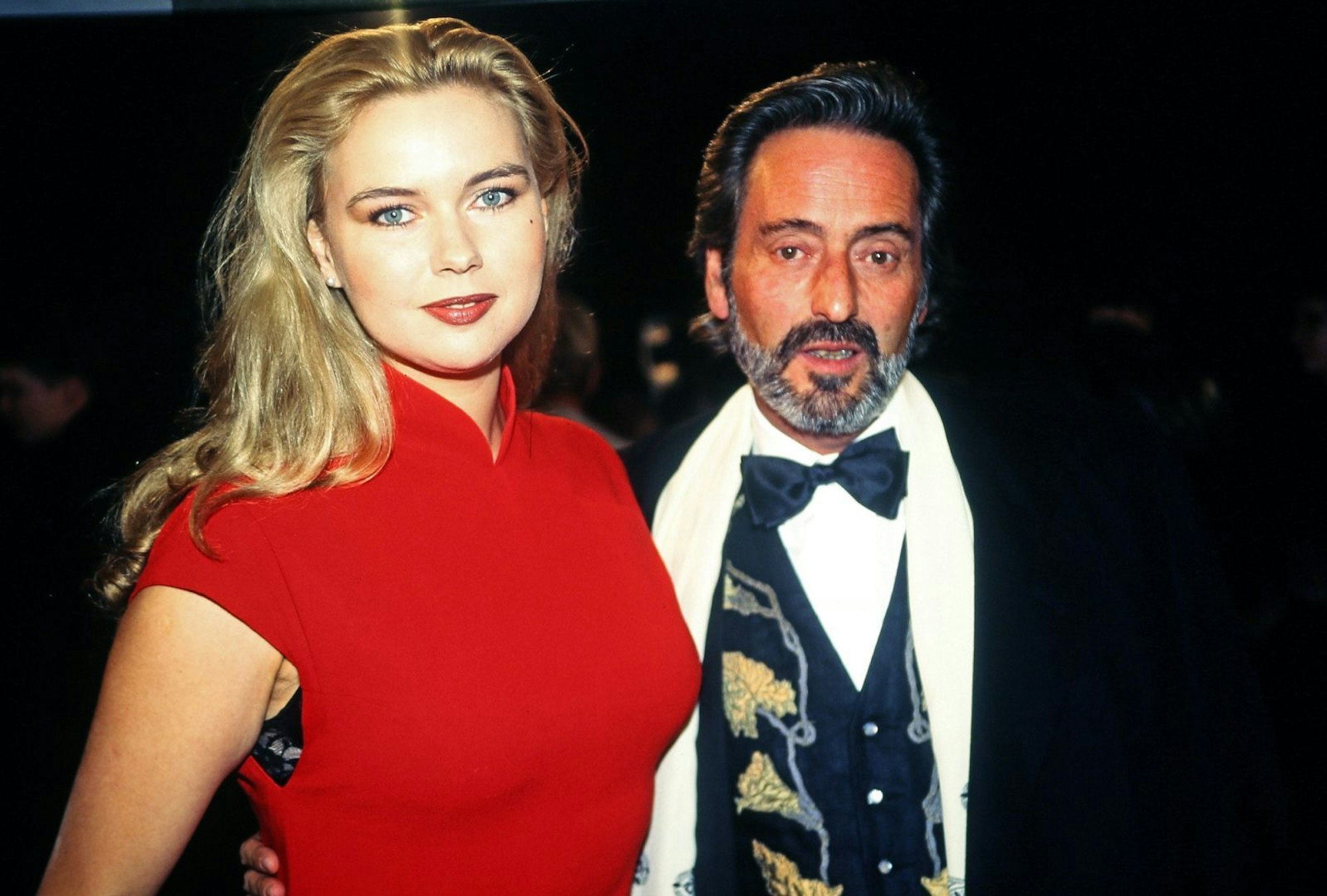 Ein Showbiz-Traumpaar der 90er-Jahre: Veronica Ferres mit Regisseur Helmut Dietl bei der Filmpremiere seines Films „Schtonk“. (Bild: IMAGO / United Archives)
