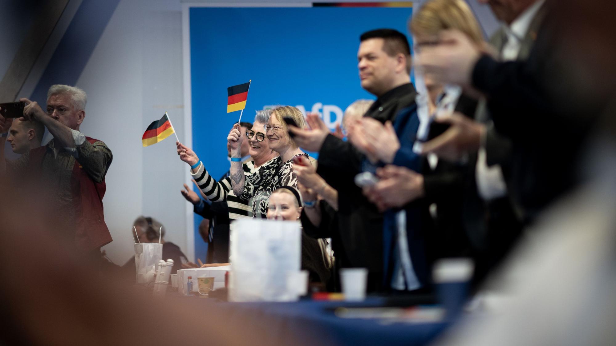 Die Delegierten empfangen Alice Weidel, Vorsitzende der AfD-Bundestagsfraktion (nicht im Bild), mit Applaus. Die AfD NRW wählt auf einem Parteitag einen neuen Landesvorstand.