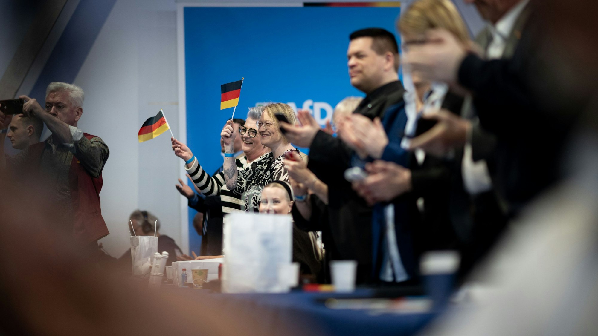 Die Delegierten empfangen Alice Weidel, Vorsitzende der AfD-Bundestagsfraktion (nicht im Bild), mit Applaus. Die AfD NRW wählt auf einem Parteitag einen neuen Landesvorstand.