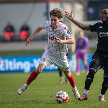 Fussball, Saison 2025/2026, Regionalliga West, 07.03.2026, 25. Spieltag, Herren, 1.FC Bocholt schwarz vs. Fortuna Koeln weiss /// v.l.: Seymour Fuenger Fortuna Koeln, Arnold Budimbu 1.FC Bocholt, Bocholt Stadion am Huenting Nordrhein-Westfalen Deutschland *** Soccer, Season 2025 2026, Regionalliga West, 07 03 2026, 25 Matchday, Men, 1 FC Bocholt black vs Fortuna Koeln white v l Seymour Fuenger Fortuna Koeln , Arnold Budimbu 1 FC Bocholt , Bocholt Stadion am Huenting Nordrhein Westfalen Germany 260307_fb_1fc-bocholt_fortuna-koeln_50049