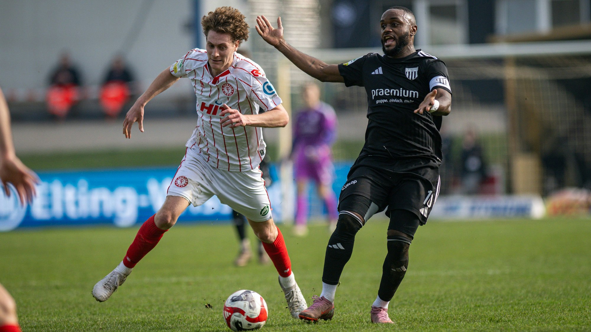 Fussball, Saison 2025/2026, Regionalliga West, 07.03.2026, 25. Spieltag, Herren, 1.FC Bocholt schwarz vs. Fortuna Koeln weiss /// v.l.: Seymour Fuenger Fortuna Koeln, Arnold Budimbu 1.FC Bocholt, Bocholt Stadion am Huenting Nordrhein-Westfalen Deutschland *** Soccer, Season 2025 2026, Regionalliga West, 07 03 2026, 25 Matchday, Men, 1 FC Bocholt black vs Fortuna Koeln white v l Seymour Fuenger Fortuna Koeln , Arnold Budimbu 1 FC Bocholt , Bocholt Stadion am Huenting Nordrhein Westfalen Germany 260307_fb_1fc-bocholt_fortuna-koeln_50049