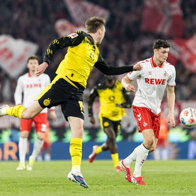 Eric Martel kontrolliert den Ball gegen Maximilian Beier.