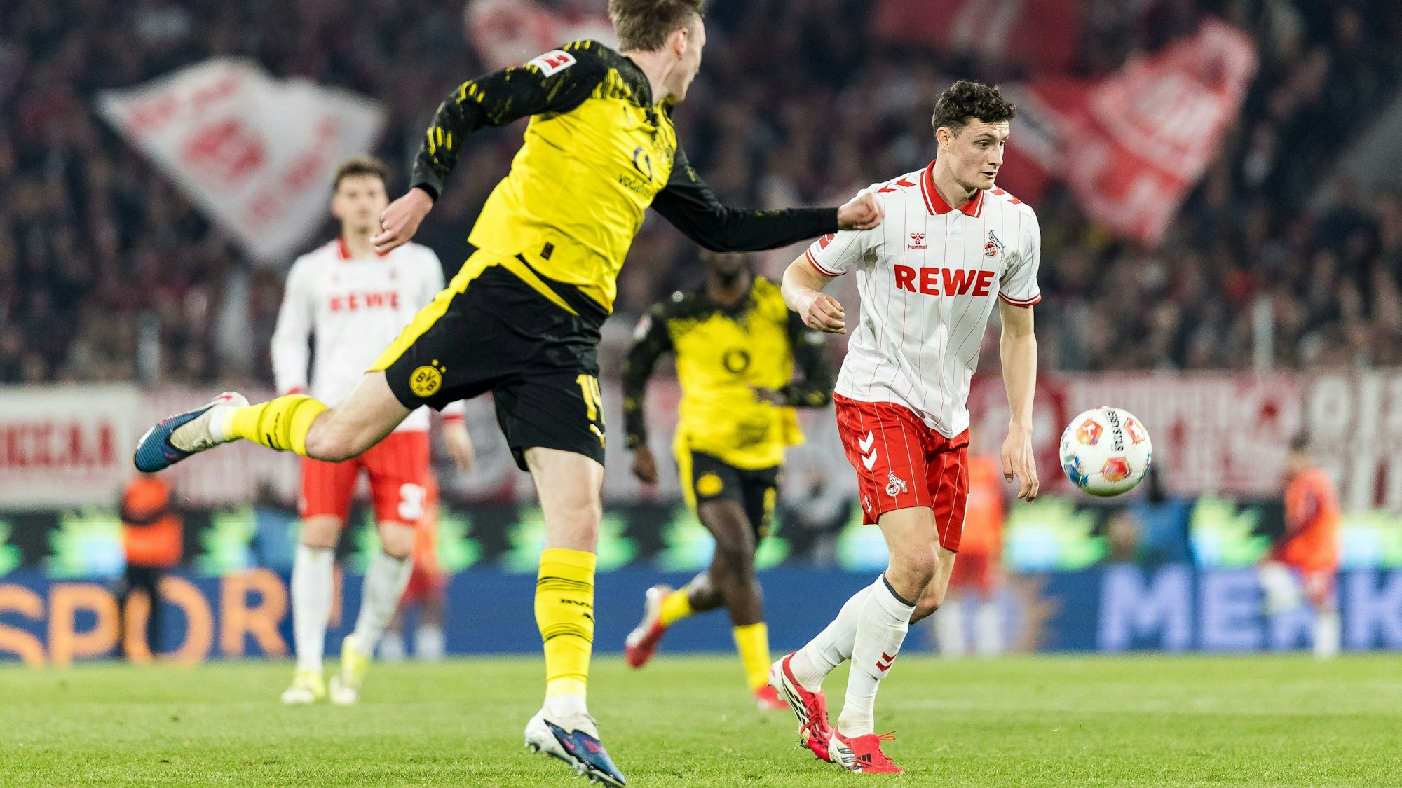 Eric Martel kontrolliert den Ball gegen Maximilian Beier.