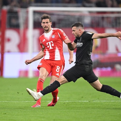 Leon Goretzka (l) in Aktion gegen Gladbach.