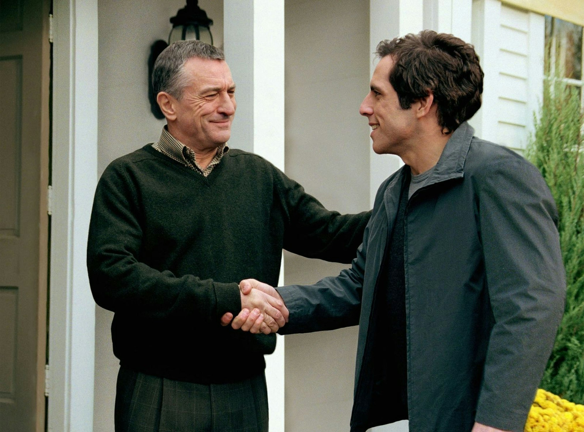 Noch ahnt Greg (Ben Stiller) nicht, was sein künftiger Schwiegervater (Robert De Niro, links) im Schilde führt. (Bild: ZDF / Phillip V. Caruso)