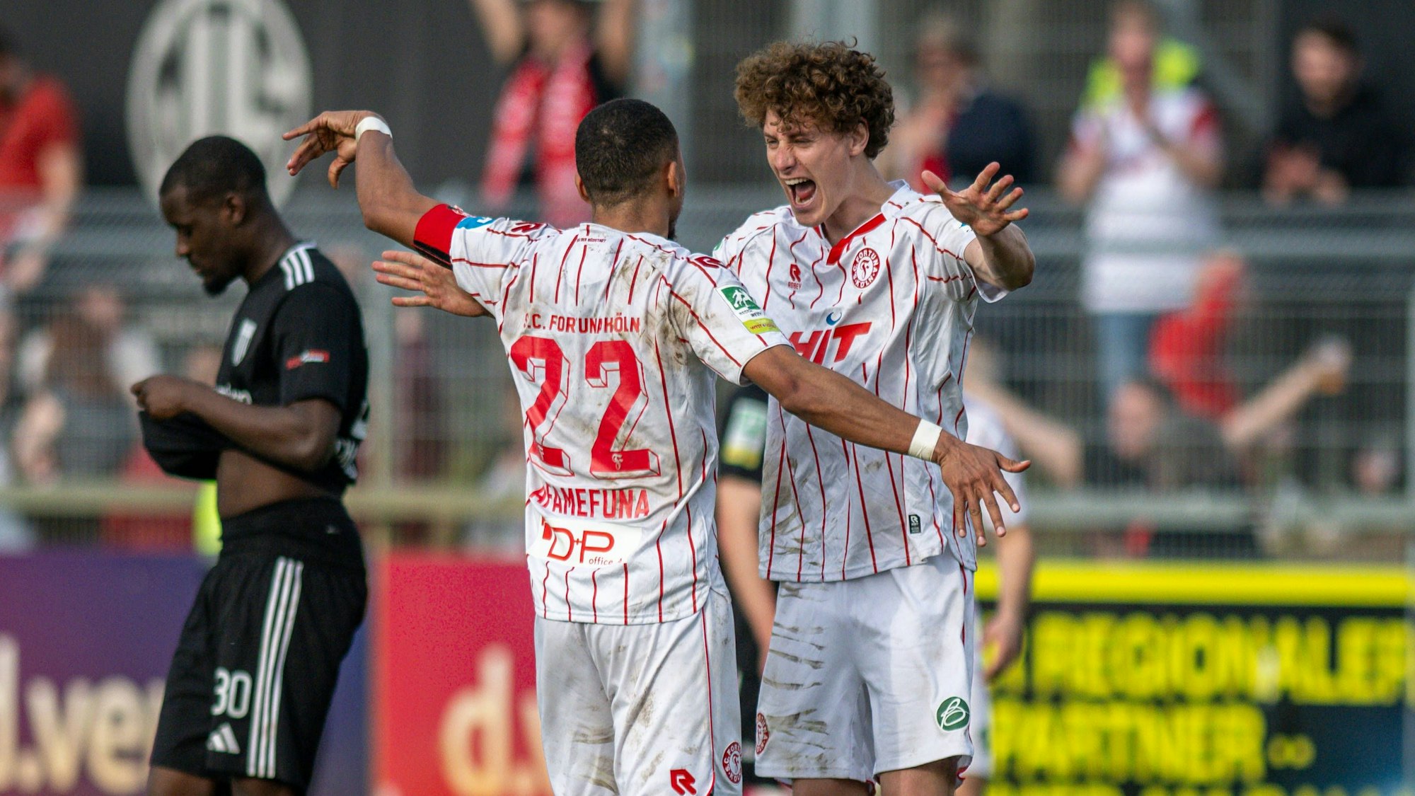 Fussball, Saison 2025/2026, Regionalliga West, 07.03.2026, 25. Spieltag, Herren, 1.FC Bocholt schwarz vs. Fortuna Koeln weiss /// v.l.: Jesaja Herrmann 1.FC Bocholt, Robin Afamefuna Fortuna Koeln, Seymour Fuenger Fortuna Koeln, Bocholt Stadion am Huenting Nordrhein-Westfalen Deutschland *** Soccer, Season 2025 2026, Regionalliga West, 07 03 2026, 25 Matchday, Men, 1 FC Bocholt black vs Fortuna Koeln white v l Jesaja Herrmann 1 FC Bocholt , Robin Afamefuna Fortuna Koeln , Seymour Fuenger Fortuna Koeln , Bocholt Stadion am Huenting Nordrhein Westfalen Germany 260307_fb_1fc-bocholt_fortuna-koeln_50139