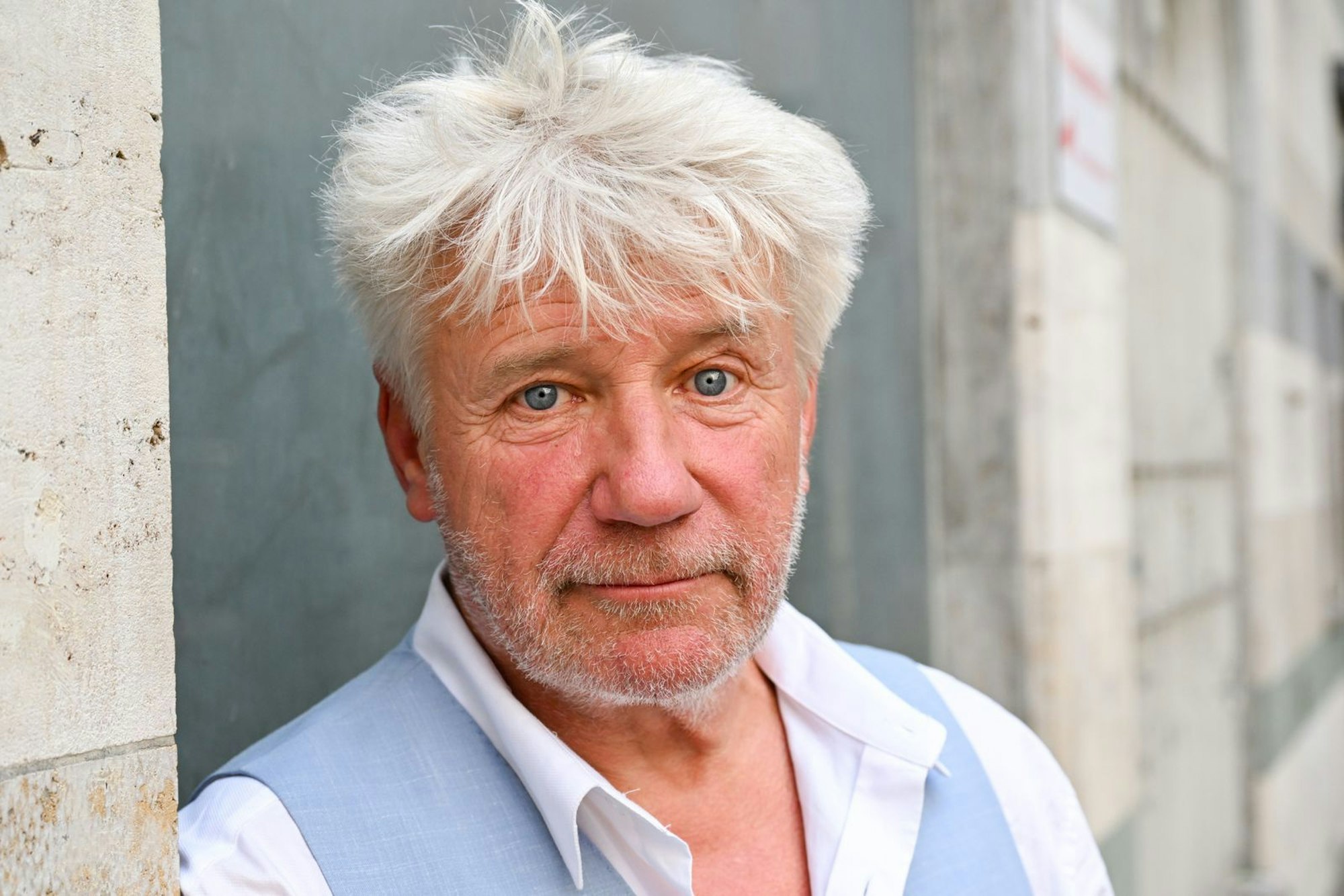 Jörg Schüttauf ist seit Jahrzehnten ein gern gesehener Schauspieler in Film und Fernsehen. Im Interview zum neuen ZDF-Thriller „Im Schatten der Angst - Der Skorpion“ spricht er über vergangene Rollen, seine Jugend in der ehemaligen DDR oder auch über sein Dasein als Inliner fahrender Opa. (Bild: 2023 Getty Images/Hannes Magerstaedt)