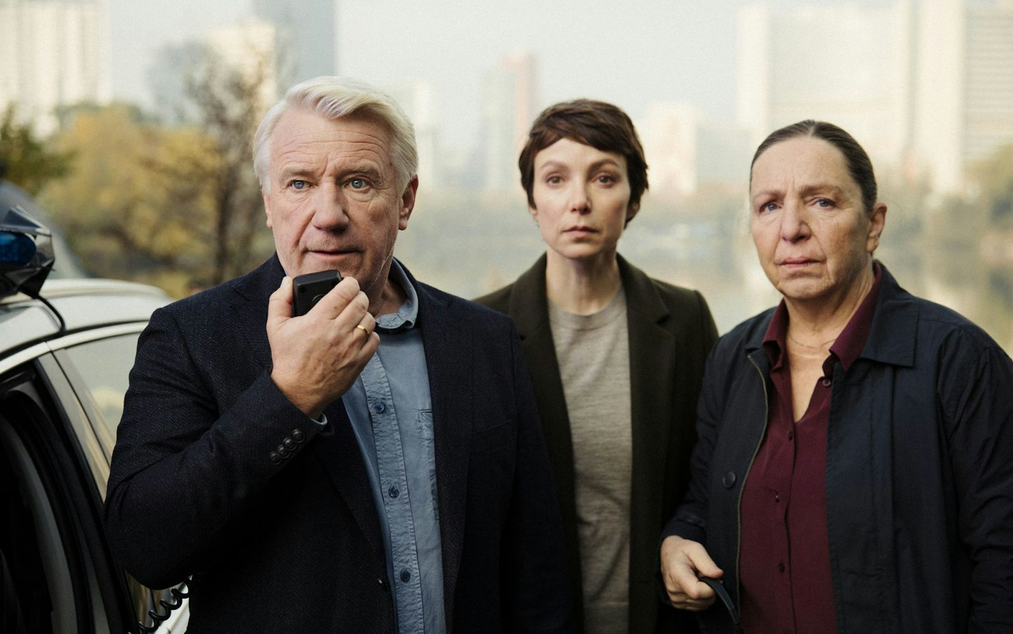Im ZDF-Thriller „Im Schatten der Angst - Der Skorpion“ spielt Jörg Schüttauf den forensischen Psychiater Paul Kressmann. An seiner Seite: Julia Koschitz (Mitte) als seine Kollegin Karla Eckhardt und Susi Stach als Kommissarin Radek. (Bild: ZDF/Victoria Herbig)
